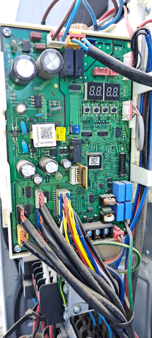 Placa electrónica de equipo HVAC durante detección de fallas
