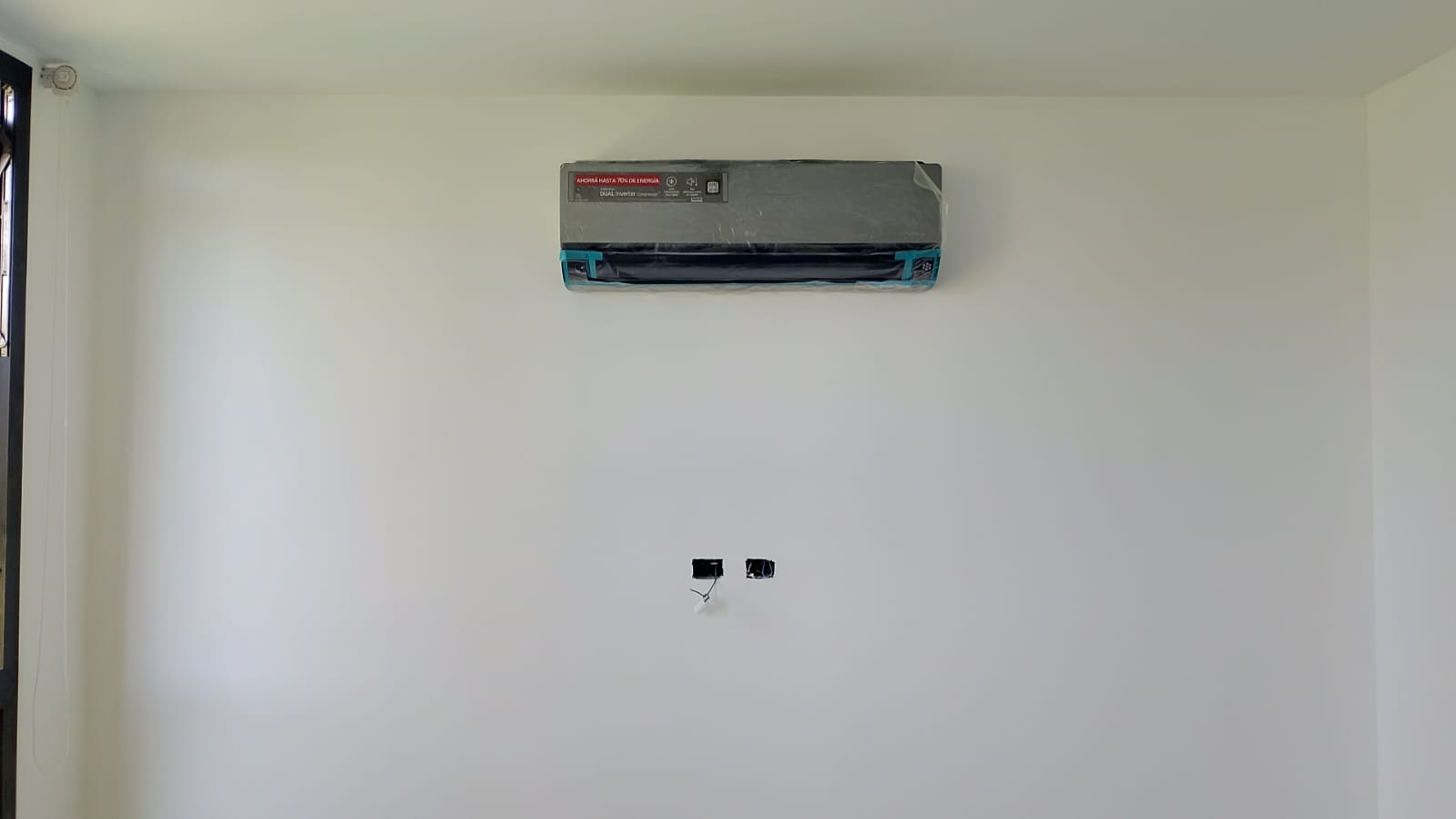 Equipo split instalado luego de preinstalación en pared de durlock