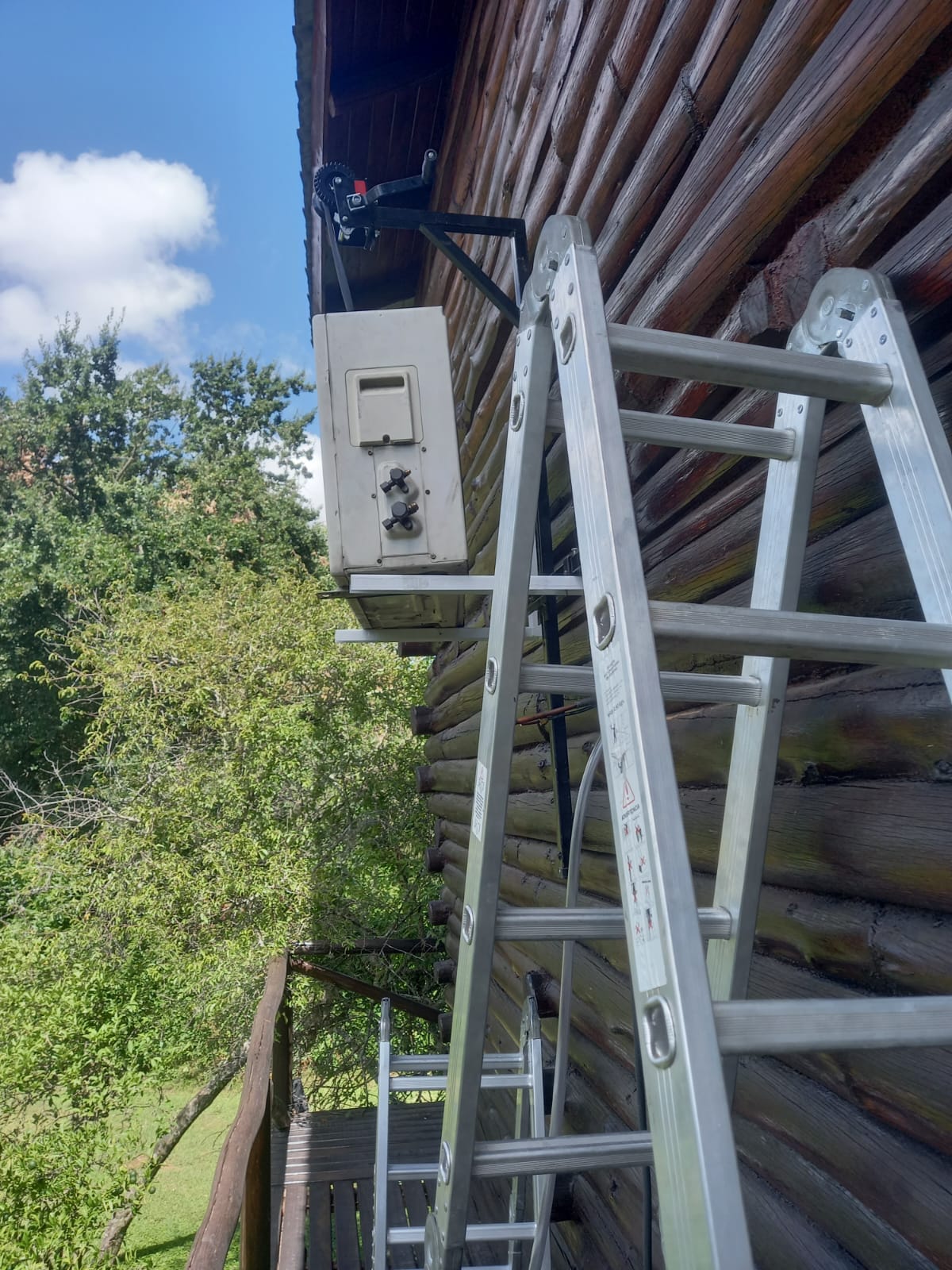 Instalación de unidad exterior de aire acondicionado en cabaña de madera