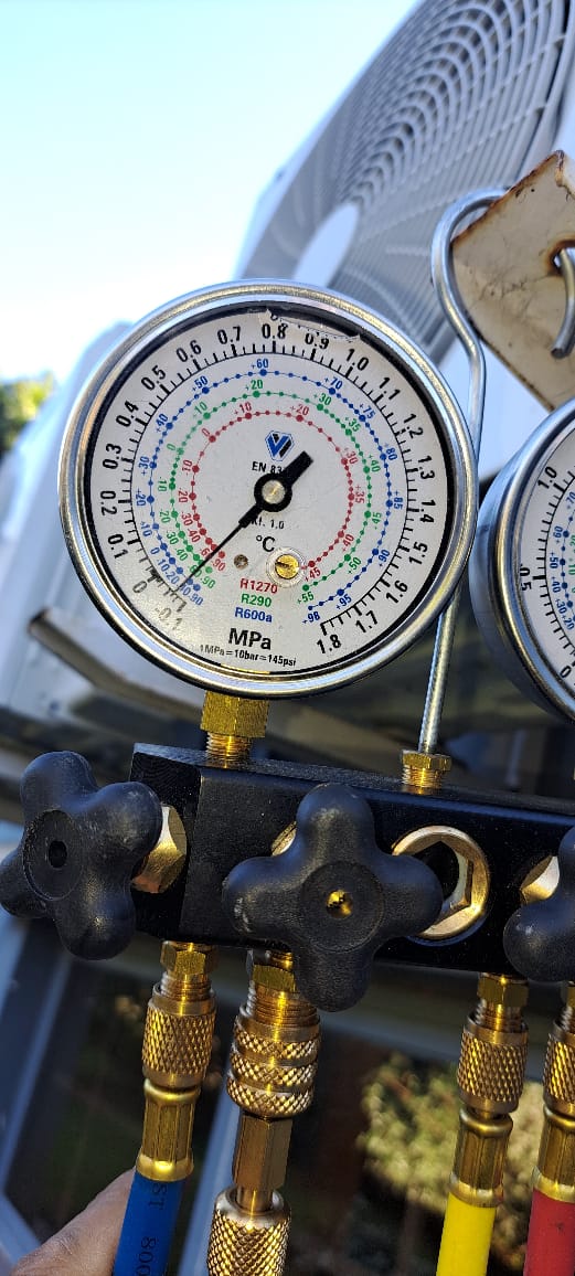 Manifold conectado para medición de presiones en equipo de aire acondicionado