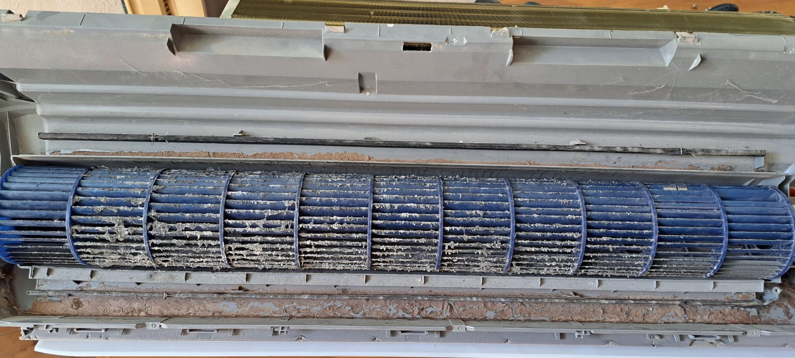 Turbina de split con suciedad acumulada antes de limpieza profunda