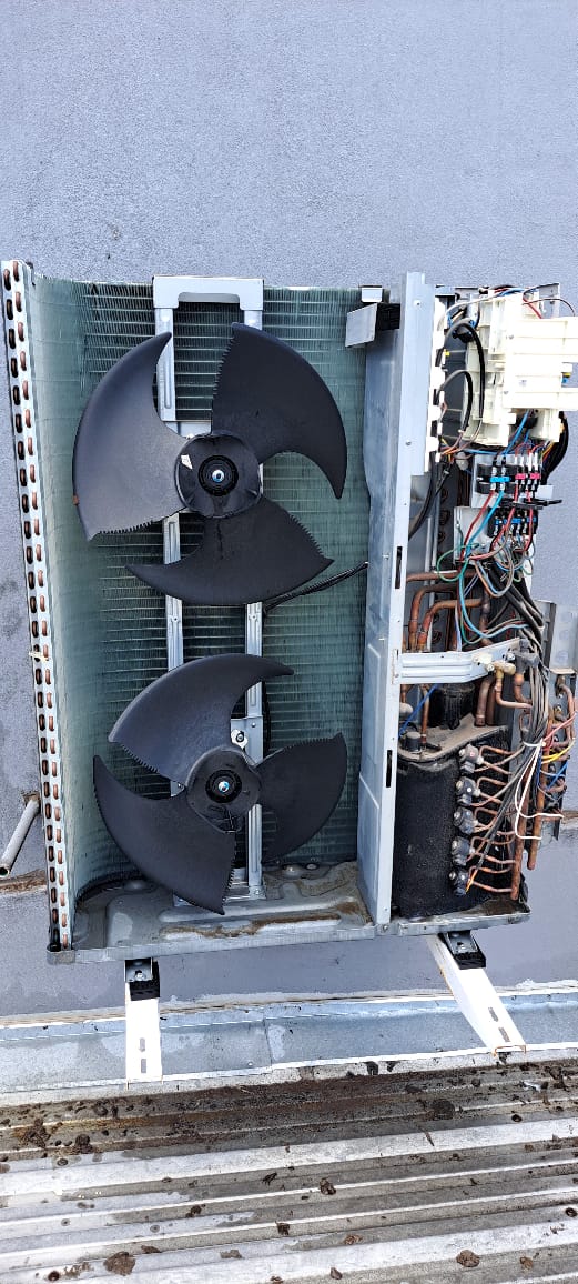 Unidad exterior VRF abierta durante limpieza de serpentinas y revisión técnica