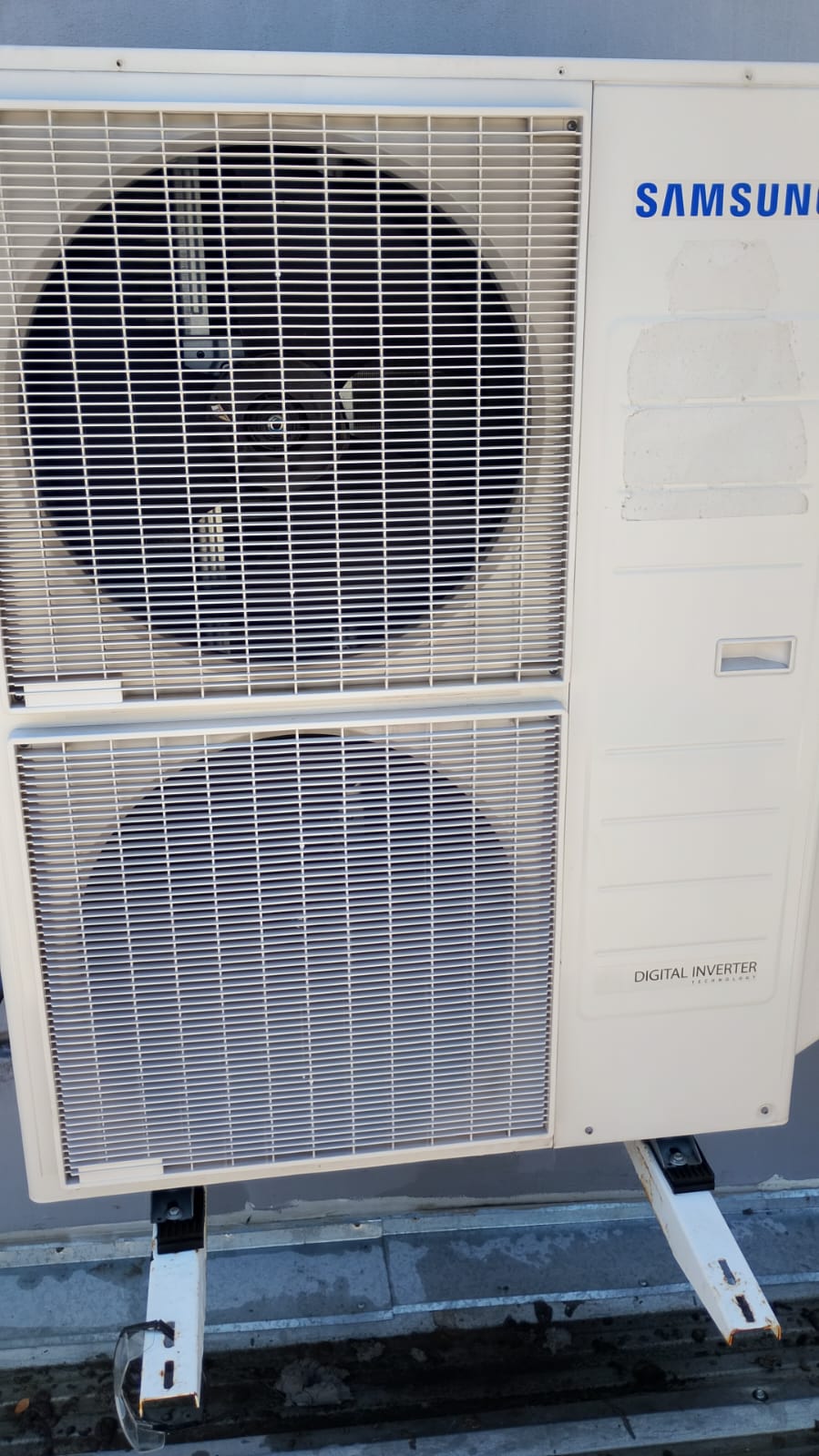 Unidad exterior VRF antes de limpieza técnica